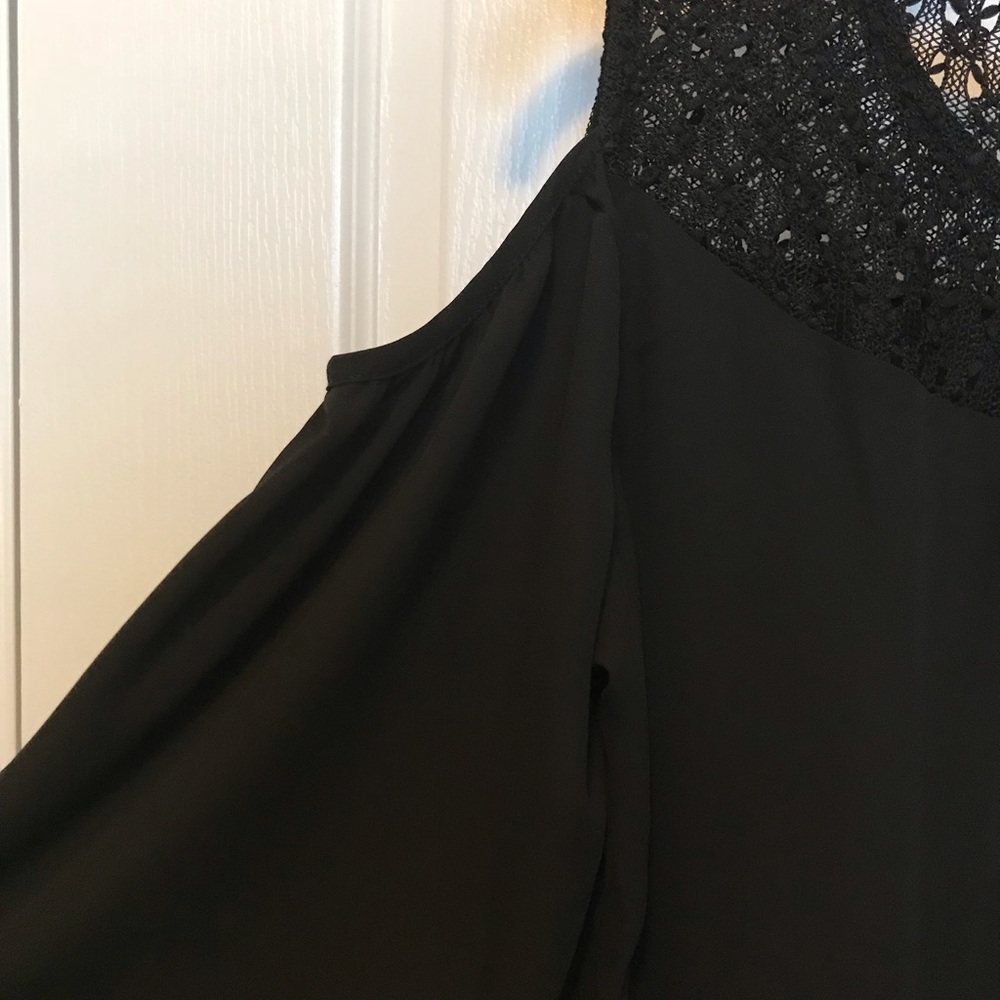👜👜👜 Black blouse with open shoulder sleeves.New - Picture 2 of 2